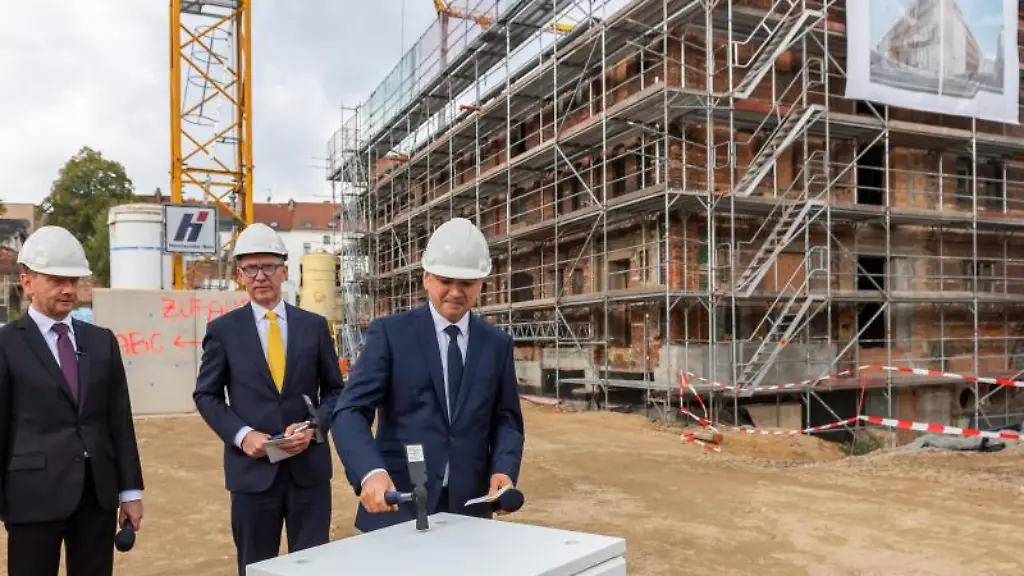 Kretschmer-v-l-CDU-und-Lukas-bei-der-Grundsteinlegung-fuer-den-Neubau-des-Senckenberg-Museums-fuer-Naturkunde