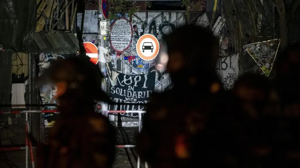 Die-Polizei-steht-vor-der-Bauwagensiedlung-Koepi-in-der-Koepenicker-Strasse