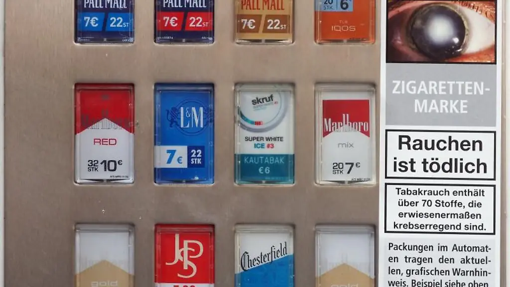 Ein-Zigarettenautomat-mit-dem-Warnhinweis-Rauchen-ist-toetlich