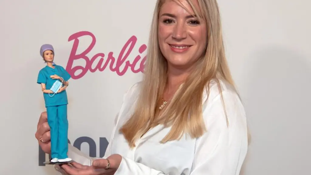 Die-Krankenschwester-Franziska-Boehler-freut-sich-ueber-den-Iconista-Preis-2021