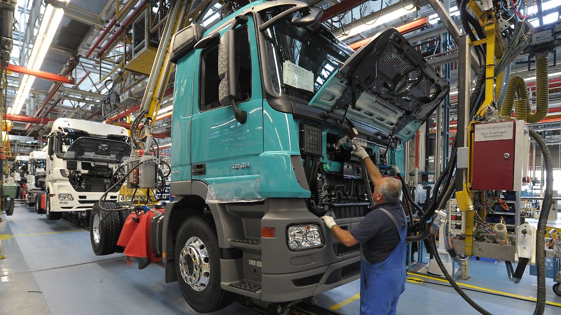 Lkw-Fertigung im Mercedes-Benz Werk im südpfälzischen Wörth.