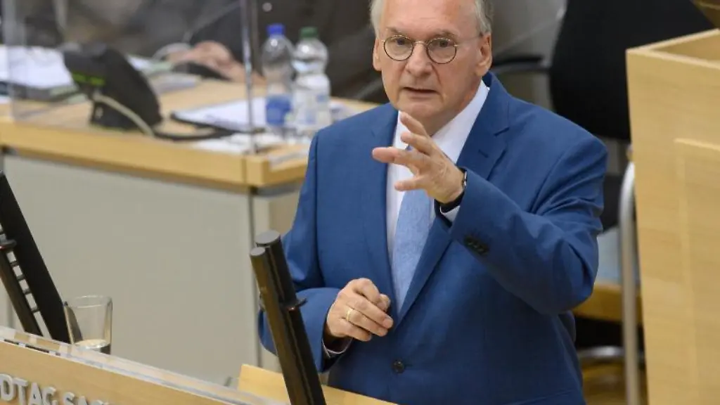 Reiner-Haseloff-spricht-im-Plenarsaal-des-Landtages-zu-den-Abgeordneten