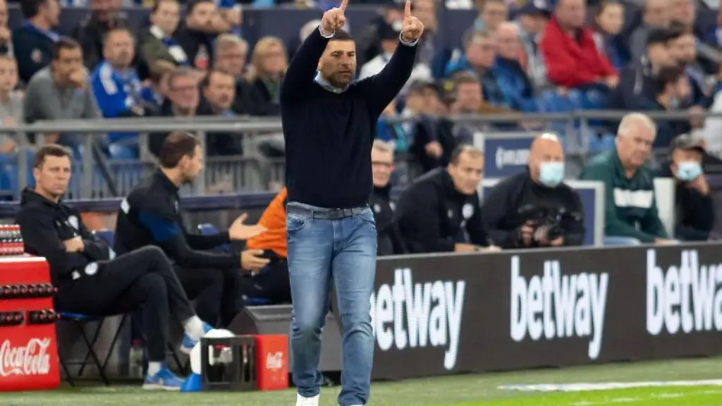 Schalkes-Trainer-Dimitrios-Grammozis-coacht-seine-Mannschaft-von-der-Seitenlinie-aus