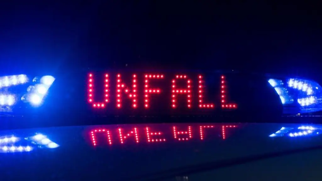 Blaulicht-und-der-Hinweis-Unfall-leuchten-auf-dem-Dach-eines-Polizeiwagens