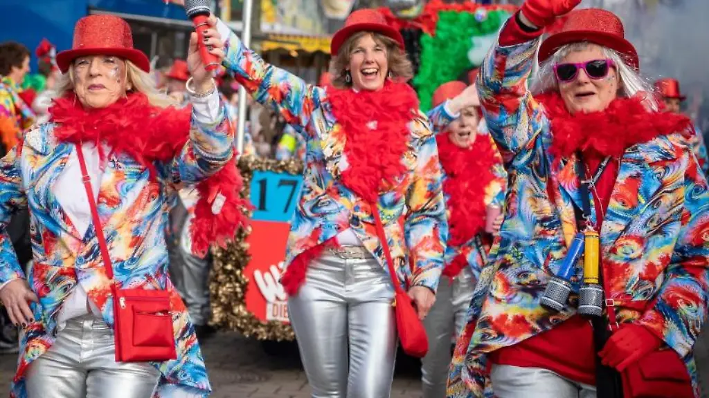 Akteure-ziehen-in-bunten-Kostuemen-beim-traditionellen-Rosenmontagsumzug-durch-die-Innenstadt