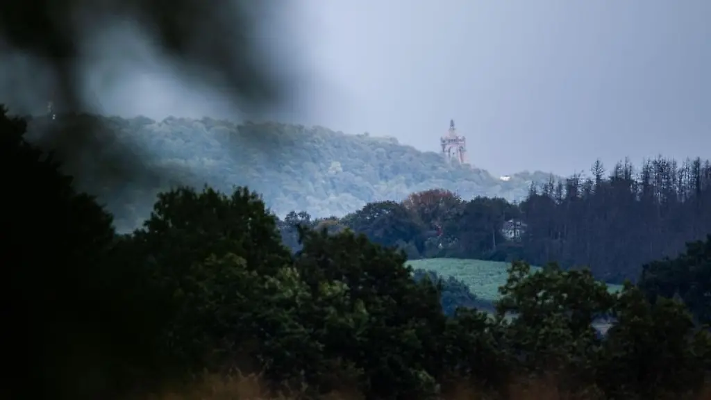 Das-Kaiser-Wilhelm-Denkmal-an-der-Porta-Westfalica-an-einem-wolkenverhangenen-und-regnerischen-Tag