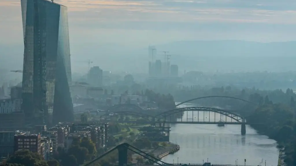 Nebel-liegt-am-Morgen-ueber-der-Innenstadt-von-Frankfurt-am-Main
