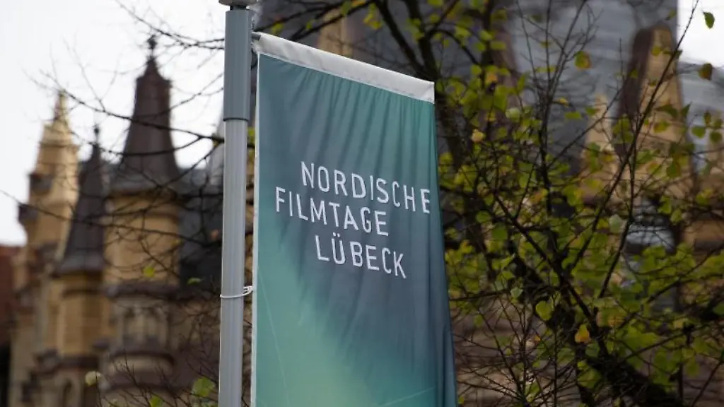 Fahnen-mit-dem-Hinweis-auf-die-Nordischen-Filmtage-Luebeck