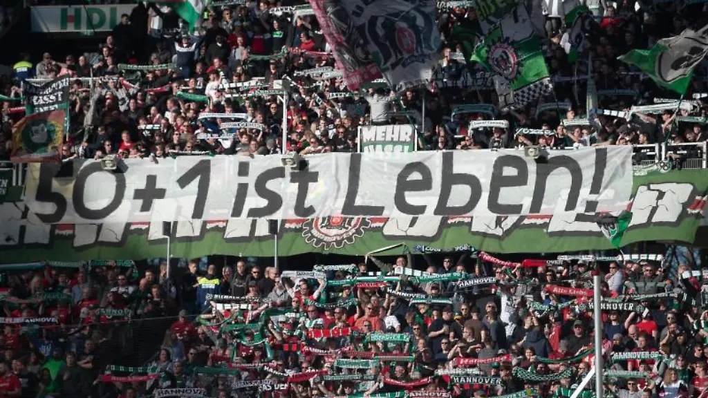 Hannovers-Fans-zeigen-ein-Plakat