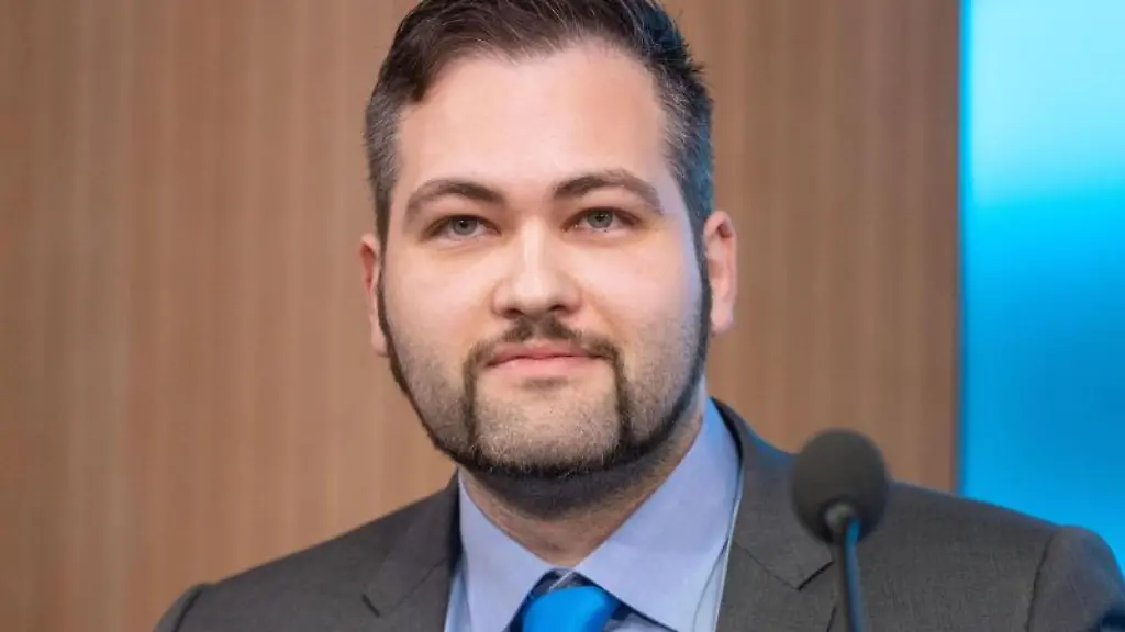 Ruben-Rupp-Landtagsabgeordneter-der-AfD-in-Baden-Wuerttemberg-bei-einer-Pressekonferenz