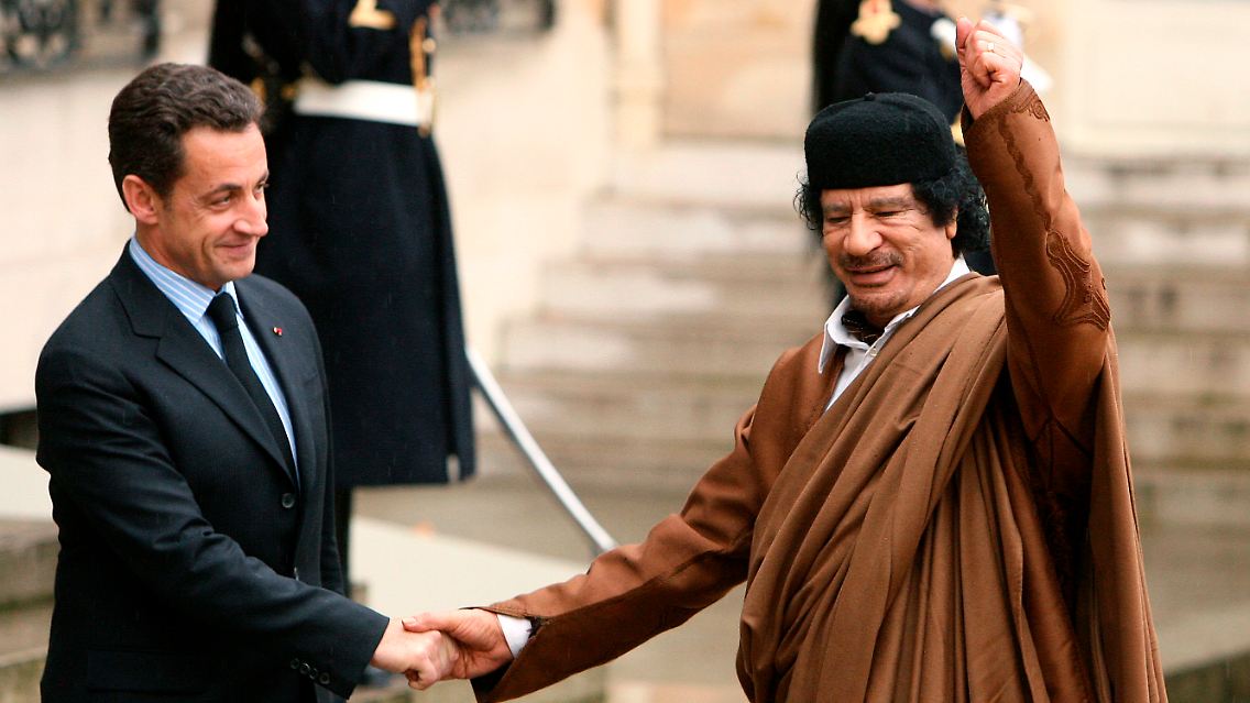 Noch 2007 wurde in Paris der rote Teppich für Gaddafi ausgerollt. Jetzt stellt Sarkozy sich an die Spitze der Gaddafi-Gegner.