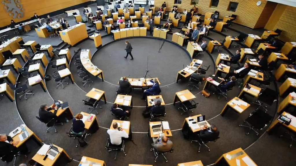 Abgeordnete-sitzen-im-Plenarsaal-des-Thueringer-Landtags