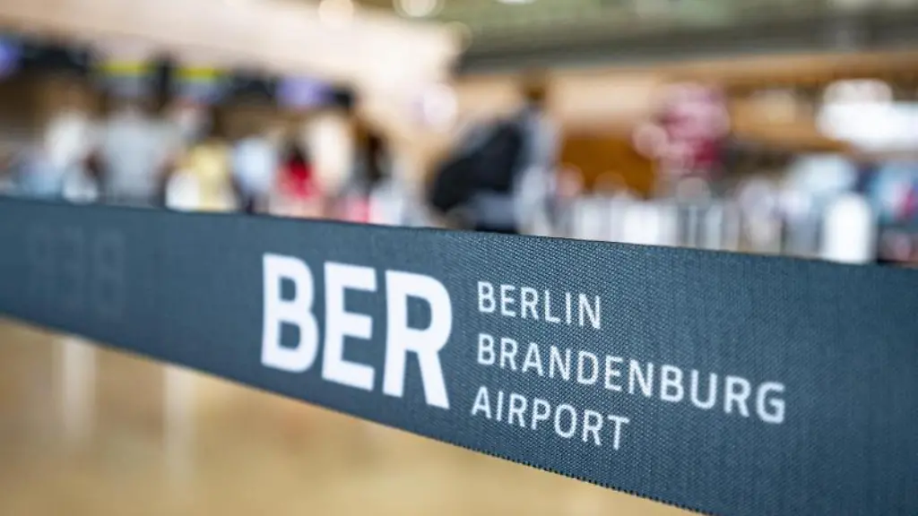 Ein-Band-in-der-Haupthalle-des-Flughafen-Berlin-Brandenburg-BER