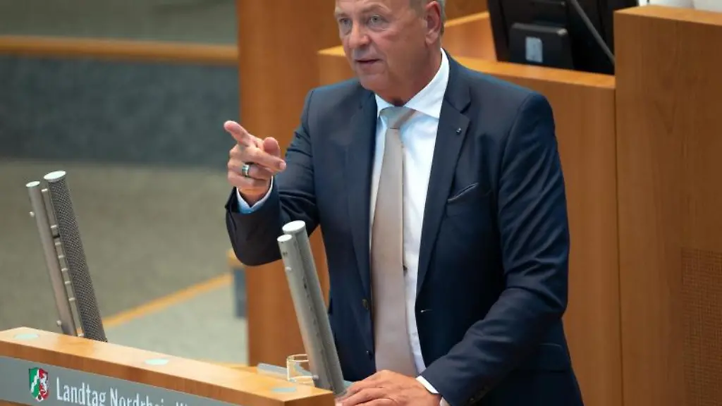 Christof-Rasche-FDP-Fraktionsvorsitzender-spricht-im-Landtag