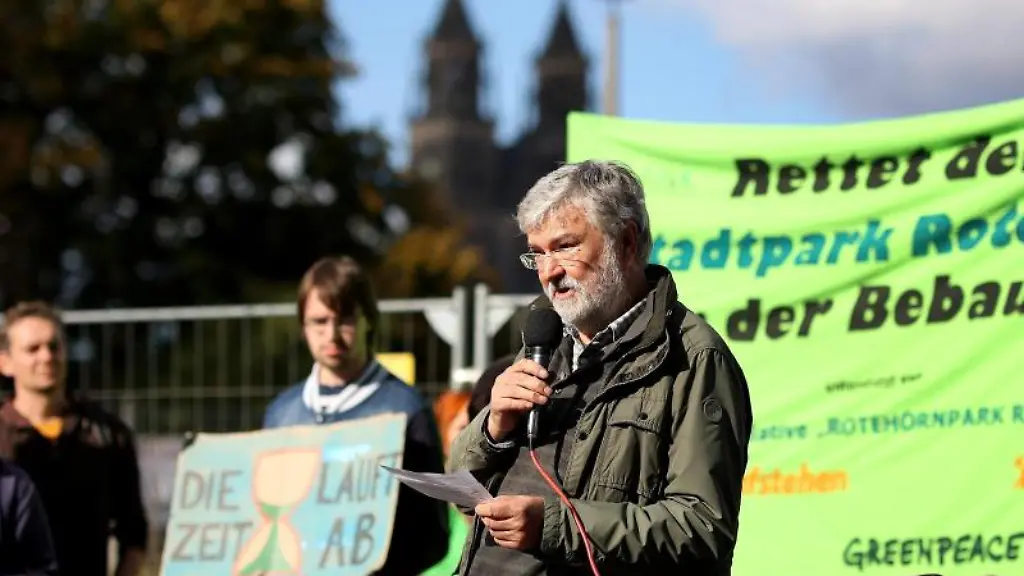 Hartwig-Hasse-spricht-waehrend-einer-Protestkundgebung-im-Stadtpark-Rotehorn
