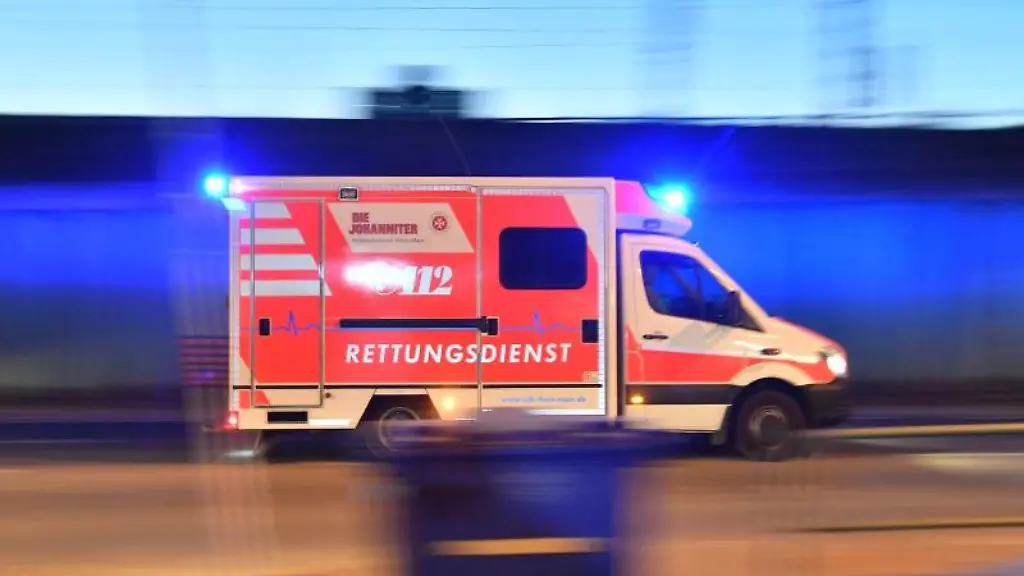 Ein-Rettungswagen-ist-mit-eingeschaltetem-Blauchlicht-im-Einsatz
