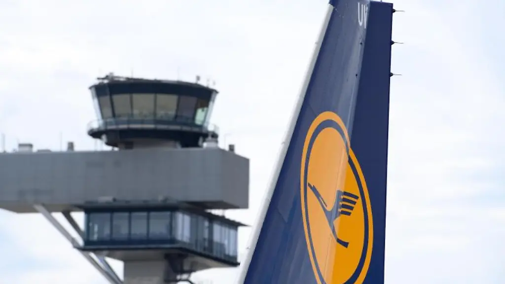 Das-Logo-am-Leitwerk-einer-Lufthansa-Maschine-ist-auf-dem-Flughafen-BER-zu-sehen