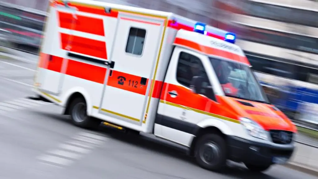 Ein-Rettungswagen-ist-mit-eingeschaltetem-Blaulicht-im-Einsatz