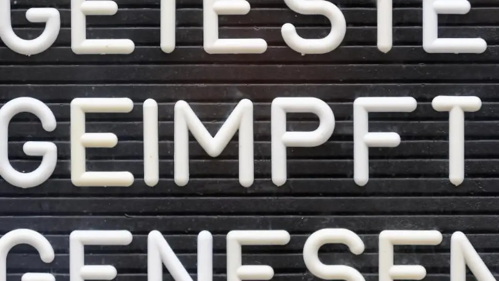 Getest-Geimpft-Genesen-steht-auf-einem-Schild-an-einer-Bar