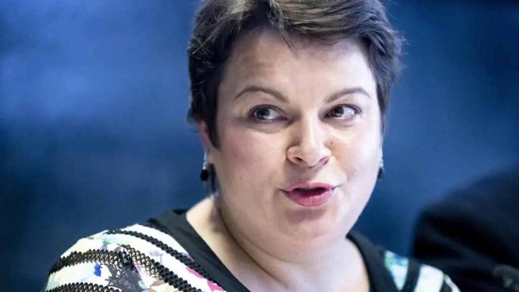 Stefanie-Drese-nimmt-an-einer-Pressekonferenz-teil