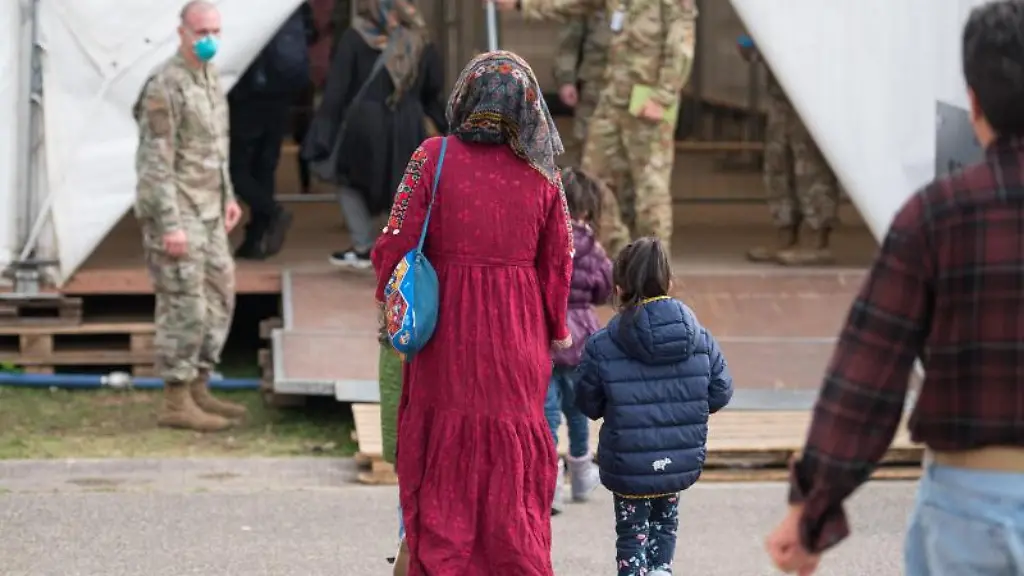 Afghanische-Evakuierte-gehen-in-ein-Zelt-auf-dem-amerikanischen-Stuetzpunkt-in-Ramstein