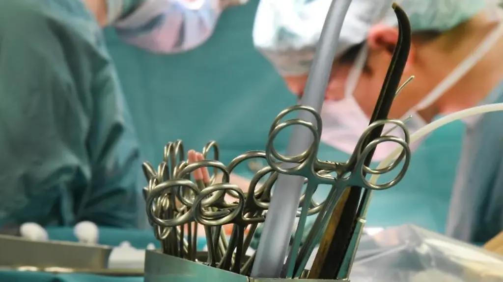 Aerztinnen-und-Aerzte-waehrend-einer-Operation