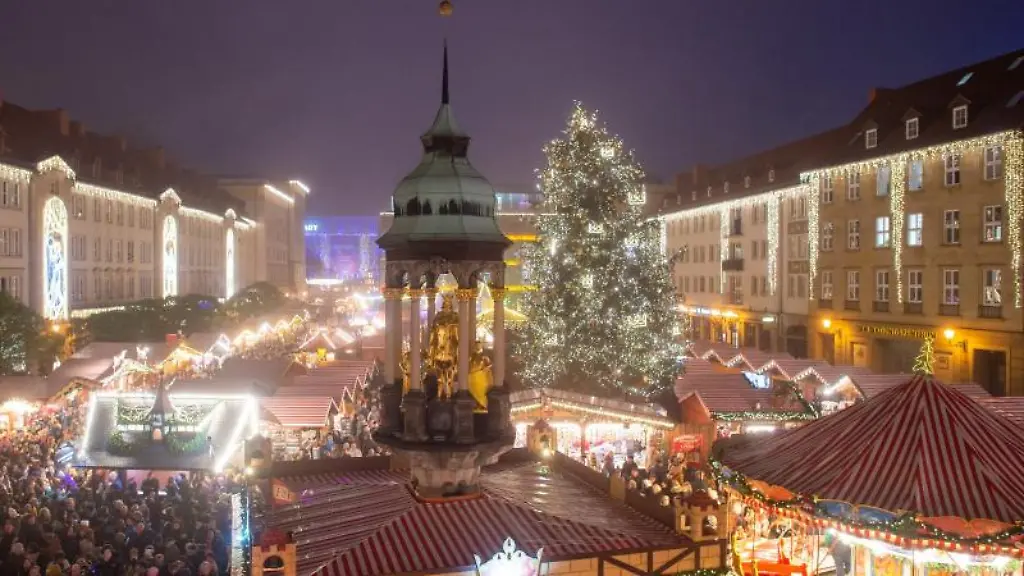 Besucherinnen-und-Besucher-gehen-ueber-den-Magdeburger-Weihnachtmarkt