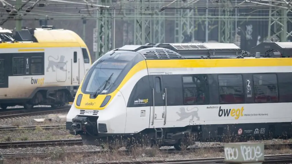 Ein-Regionalzug-des-privaten-Bahnbetreibers-Abellio-faehrt-vor-dem-Stuttgarter-Hauptbahnhof