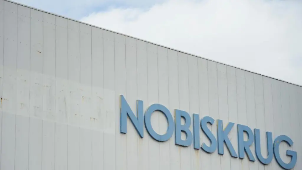 Der-Firmenname-Nobiskrug-ist-auf-einer-Werkshalle-vom-Werkstor-der-Nobiskrug-Werft-zu-sehen