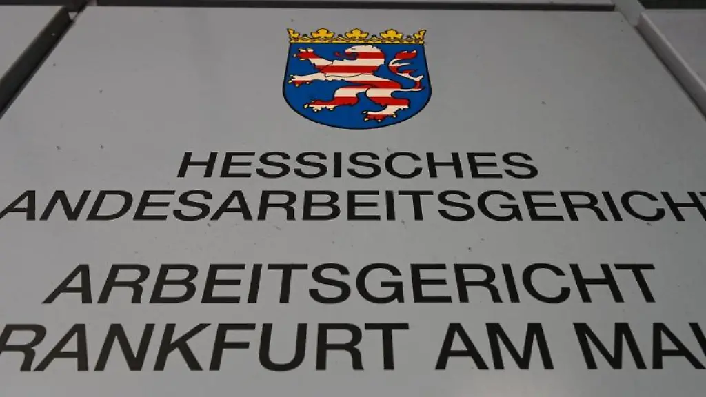 Ein-Schild-mit-der-Aufschrift-Hessisches-Landesarbeitsgericht-Arbeitsgericht-Frankfurt-am-Main