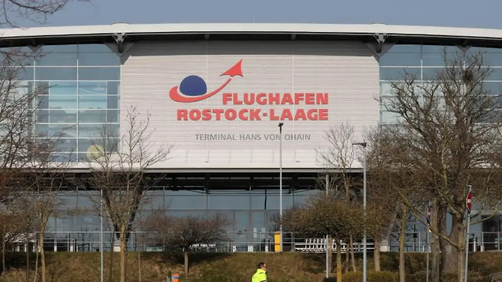 Blick-auf-das-Abfertigungsgebaeude-auf-dem-Flughafen-Rostock-Laage