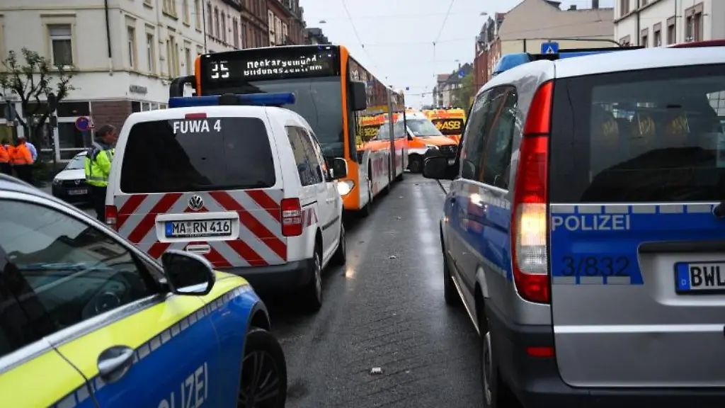 Einsatzkraefte-sperren-eine-Unfallstelle-in-Heidelberg-ab