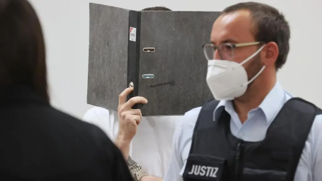 Der-Angeklagte-M-wird-in-Handfesseln-in-den-Verhandlungssaal-des-Landgerichtes-gefuehrt