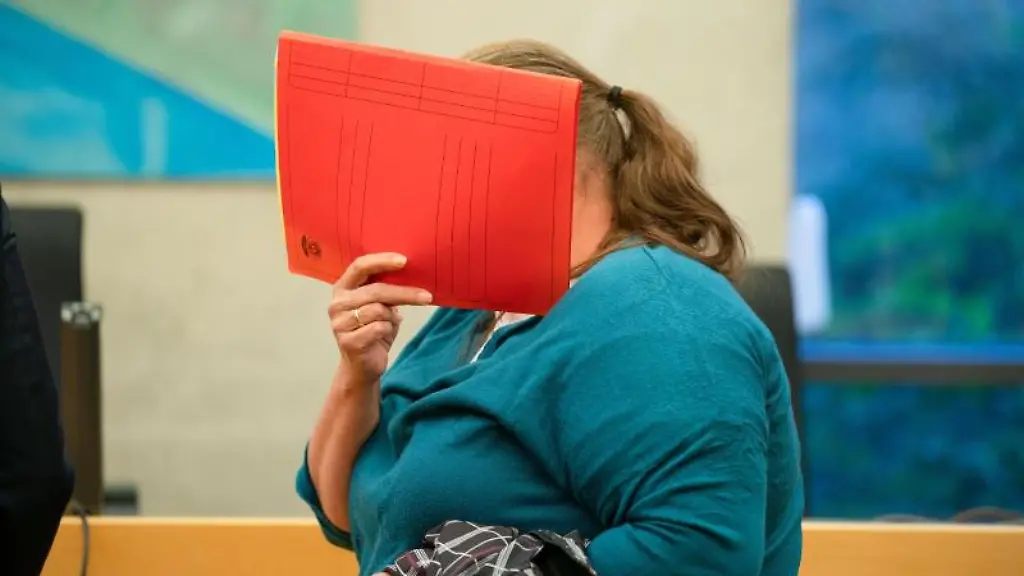 Die-Angeklagte-wird-in-den-Gerichtssaal-geleitet