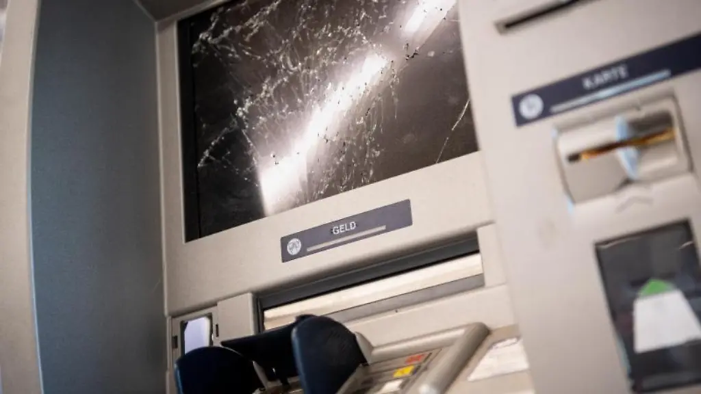 Ein-gesprengter-Geldautomat