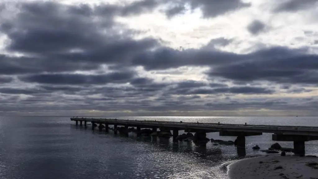 Die-Sonne-bahnt-sich-ihren-Weg-durch-dunkle-Wolkenfelder