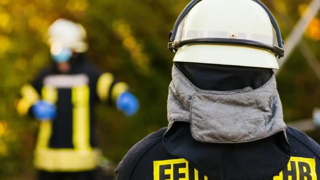 Einsatzkraefte-der-Feuerwehr-in-Schutzkleidung