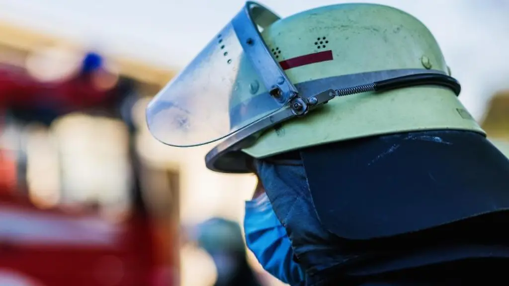 Ein-Feuerwehrmann-mit-Helm-und-Maske