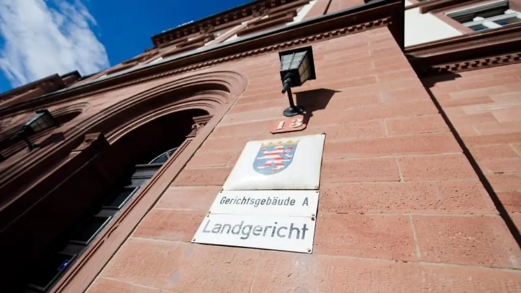 Ein-Schild-an-einem-der-Eingaenge-des-Landgerichts-Darmstadt
