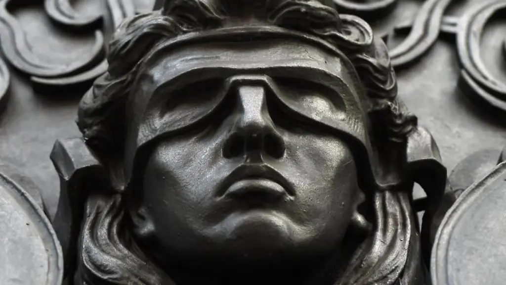 Eine-Figur-der-blinden-Justitia