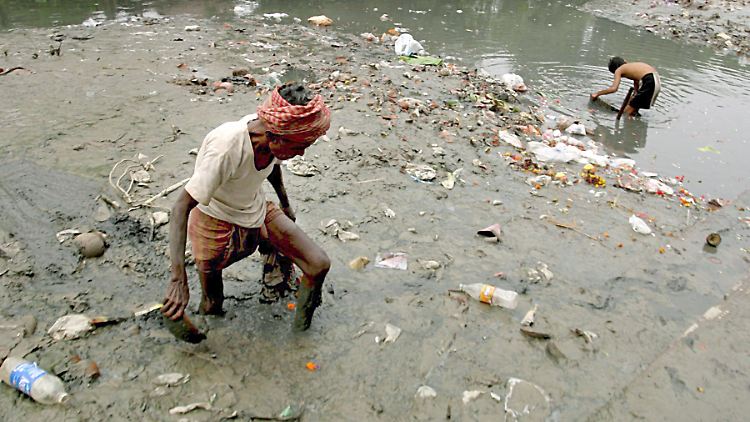 In Indien wird noch Brauchbares aus dem Matsch gefischt.