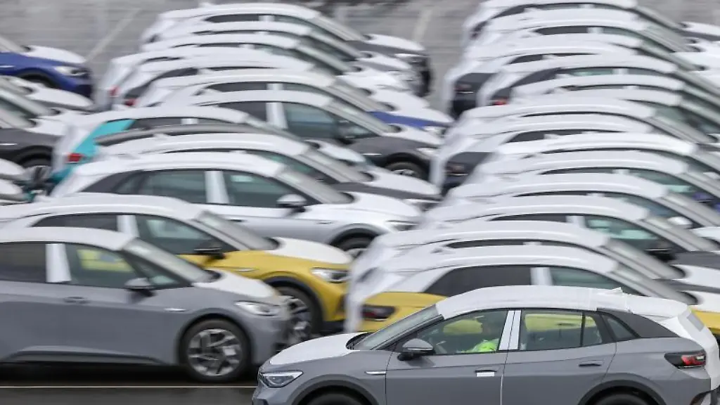 Blick-auf-einen-Parkplatz-mit-Neuwagen