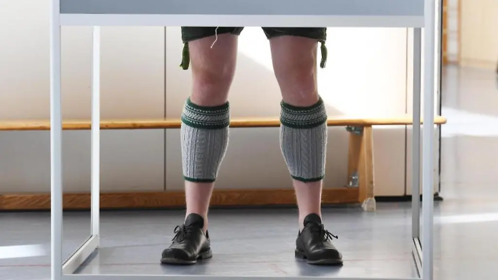 Ein-Mann-in-bayerischer-Tracht-gibt-seine-Stimme-fuer-die-Bundestagswahl-2021-in-einem-Wahllokal-ab