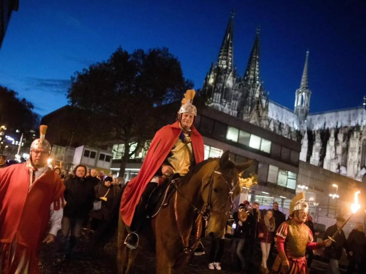 Ein-Darsteller-des-Heiligen-Martin-reitet-bei-einem-Zug-am-Koelner-Dom-vorbei