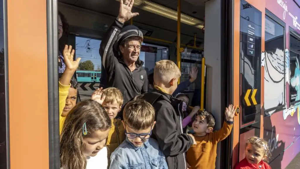 Saenger-Peter-Maffay-und-die-Verkehrsgesellschaft-Frankfurt-stellen-eine-Tabaluga-Strassenbahn-vor