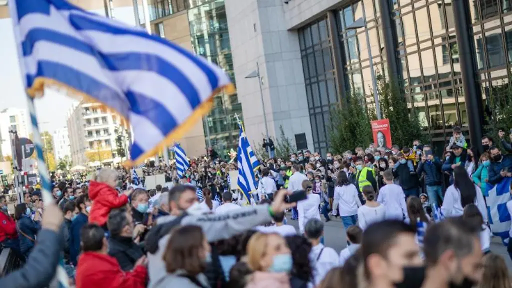 Zahlreiche-Griechen-feiern-in-der-Stuttgarter-Innenstadt-bei-einer-Gedenk-und-Ehrenparade