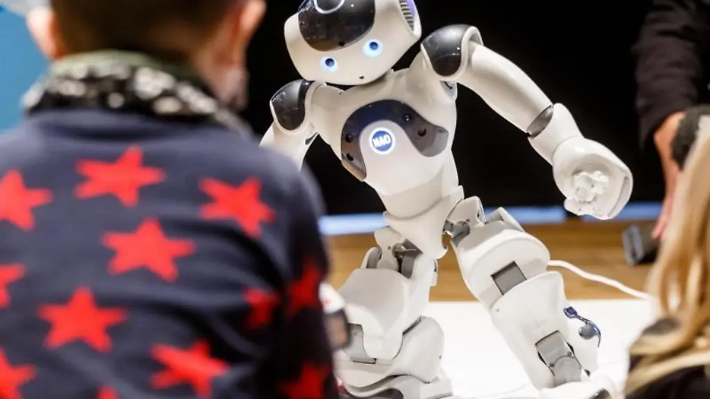 Der-programmierbare-humanoide-Roboter-Nao-wird-Kindern-vorgefuehrt