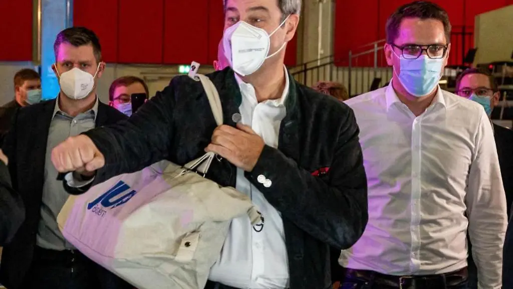 Markus-Soeder-l-CSU-Vorsitzender-geht-neben-Christian-Doleschal-r-JU-Vorsitzender-in-Bayern