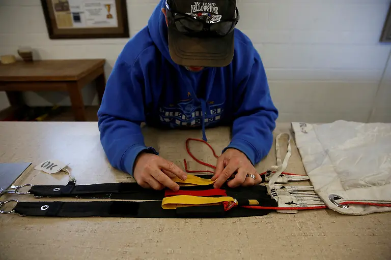 Mark-Duffey-faltet-Fallschirm