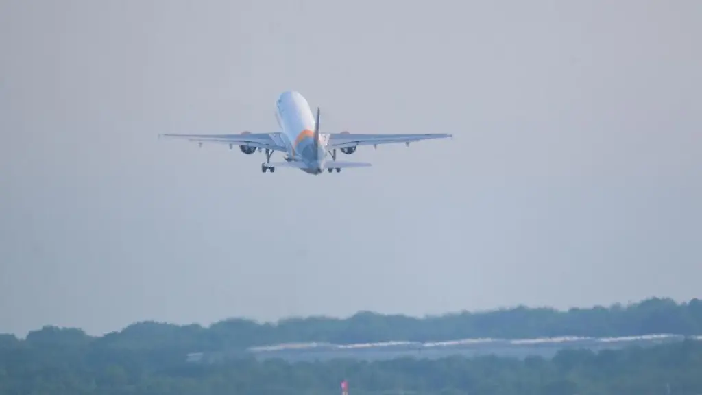 Ein-Flugzeug-hebt-am-fruehen-Morgen-von-der-Startbahn-am-Hamburger-Flughafen-ab